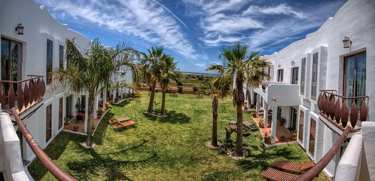 Apartamentos Turisticos Bahia De Trafalgar Zahora Eksteriør billede