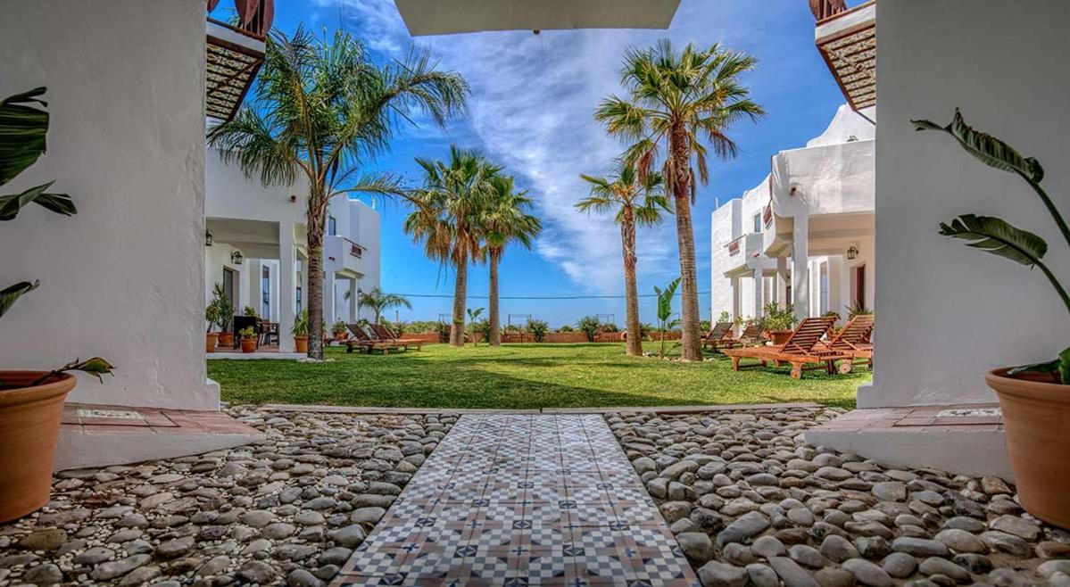Apartamentos Turisticos Bahia De Trafalgar Zahora Eksteriør billede